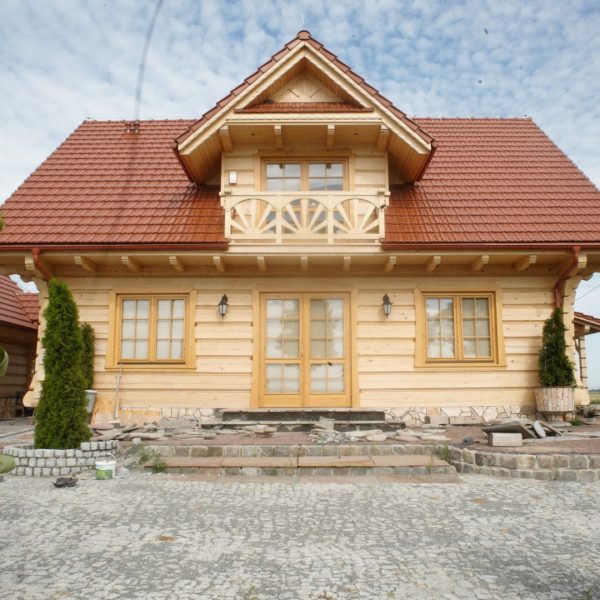 Realizacja z dachówką Wienerberger Marsylka Tradi 12 angoba szlachetna na tradycyjnym domu z drewna.